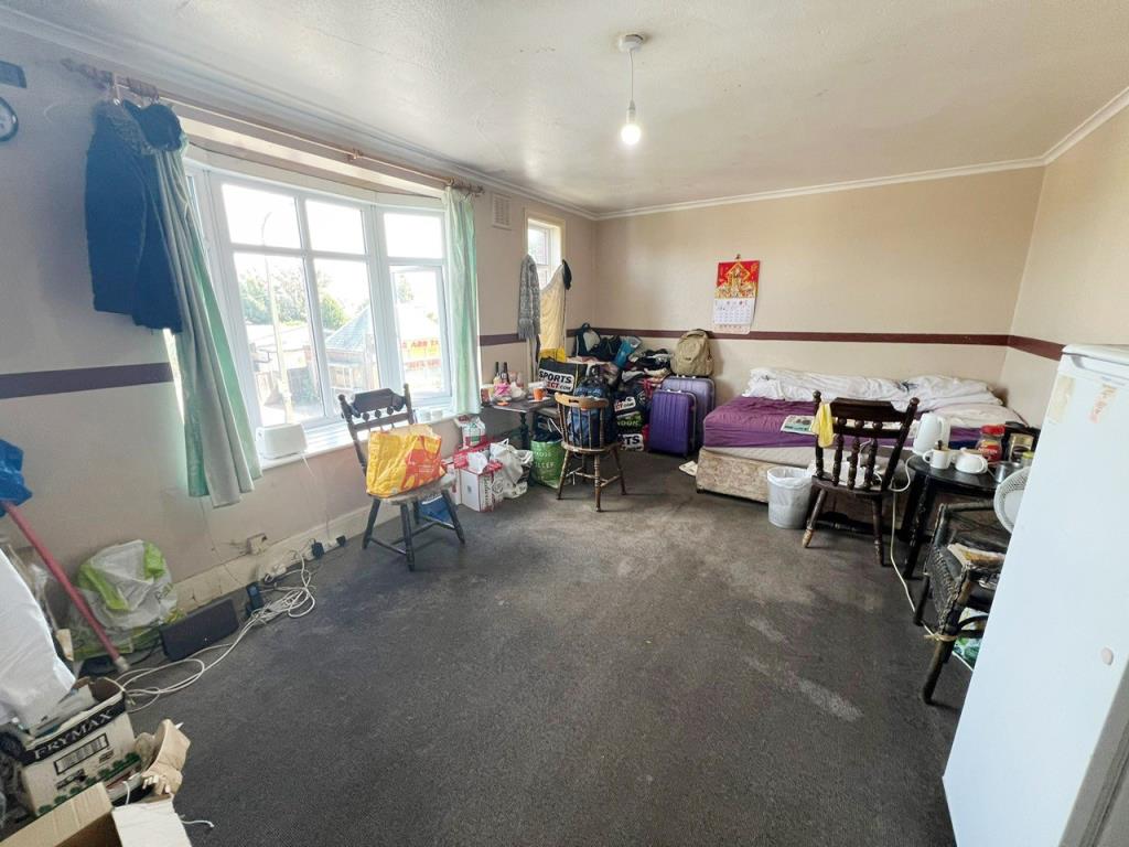 Lot: 119 - MIXED COMMERCIAL AND RESIDENTIAL INVESTMENT PROPERTY - Living room in Flat 93 with double glazed window to front